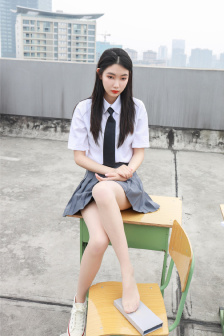 白衣校花与大长腿第一季免费